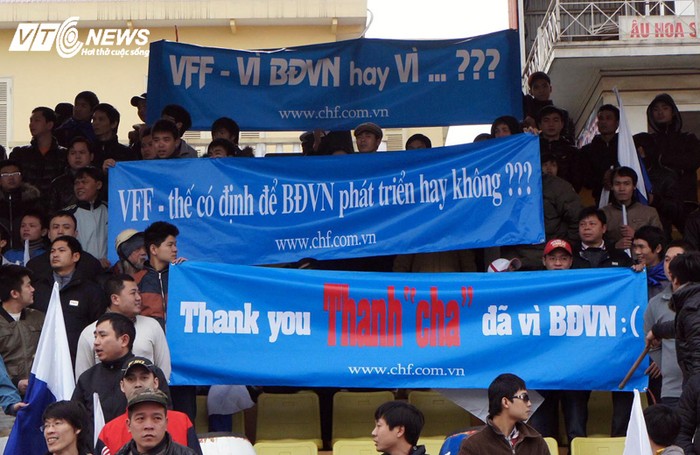 Một loạt những băng rôn của CĐV CLB Hà Nội 'đá xoáy' VFF.
